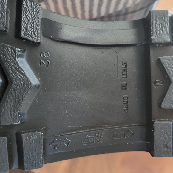 Burberry Large Chec Rain Boots, worn once. Made in Italy - size 38.  Size 8 U.S. - Picture 7 of 7